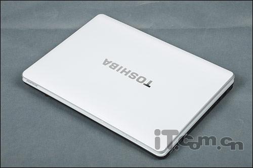 东芝时尚本m807笔记本上盖采用了当下流行的无锁扣设计,转轴阻力较小