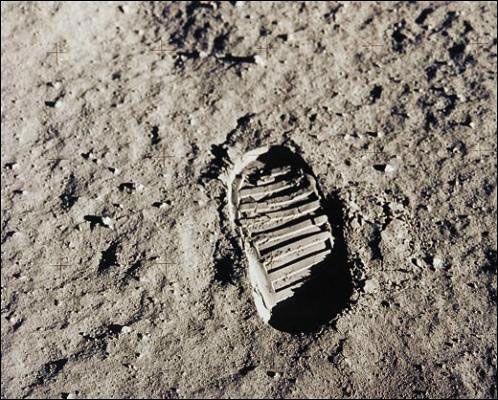 较前苏联宇航员亚历克斯·列昂诺夫(alexei leonov)晚了3个月