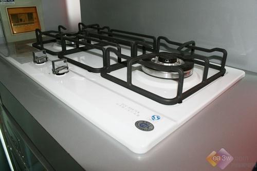 倾斜出火更高效 樱花燃气灶千元热销