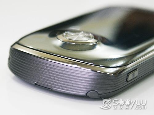 接口与电池:首先来看一下机身顶部,摩托罗拉a1680采用了大翻盖设计