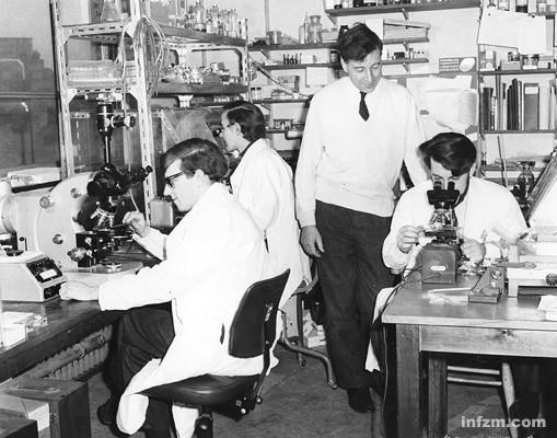 1969年，爱德华兹(中间站立者)和他的研究小组在试管中培育出了人类胚胎。 (CFP/图)