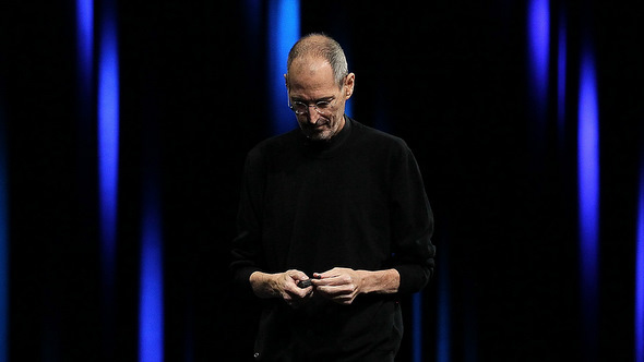 乔布斯独自站在黑色舞台上发布苹果的新产品