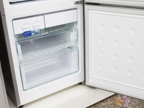 金属银色添气质 三星三门冰箱新上市