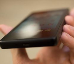 YotaPhone双屏手机上手：价格偏高 E-ink差强人意