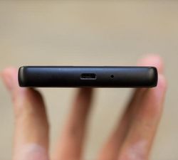 YotaPhone双屏手机上手：价格偏高 E-ink差强人意