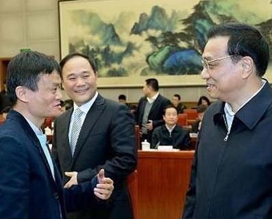 2013年10月31日，国务院总理李克强在第三次经济形势座谈会上接见马云、李书福。来自新华网。