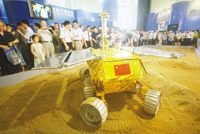 展览会中展示的月球车本报上海7月5日电 (记者 沈文敏,屠知力) 今天