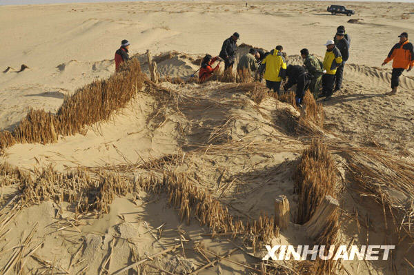 12月2日，科考队员在一处废弃的罗布人房屋旁工作