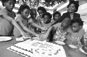 母亲和儿女们共同许愿