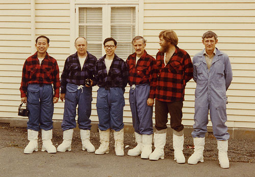 1980年1月12日董兆乾（左1）、张青松（左3）从新西兰南岛基督城飞往南极麦克默多站前合影。