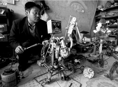 农民吴玉禄造出26个机器人