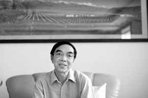 谭有恒家中客厅的墙上，挂着羊八井观测站的巨大照片。本报记者 刘铮/摄 