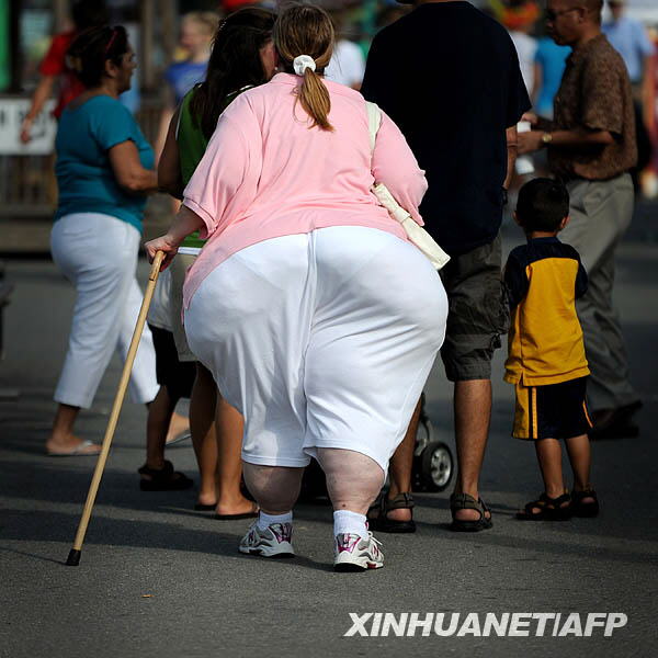 美国卫生与公众服务部部长西贝利厄斯近日表示,美国人每年为与肥胖