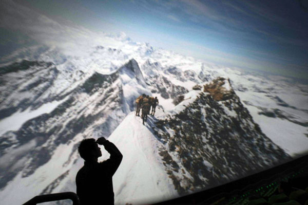 仰望球幕 (图片来源：国际在线)