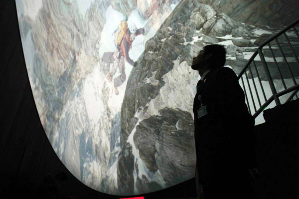 仰望球幕 (图片来源：国际在线)