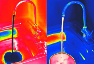 这种现象与水中杂乱无章的杂质有关。 