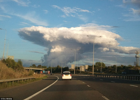 英国天空出现巨大蘑菇状云团