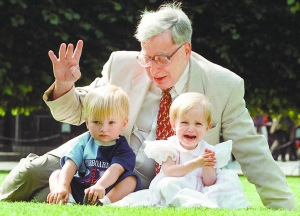 爱德华兹1998年与两名试管婴儿合影