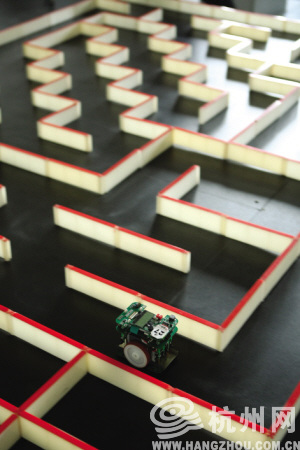 迷宫怎么布置事前不知道。迷宫里每一块挡板的改变，都会影响老鼠搜索路线的判断。