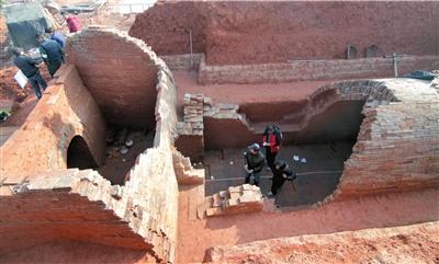 东汉末“新安长”大墓发掘现场。《青年时报》供图