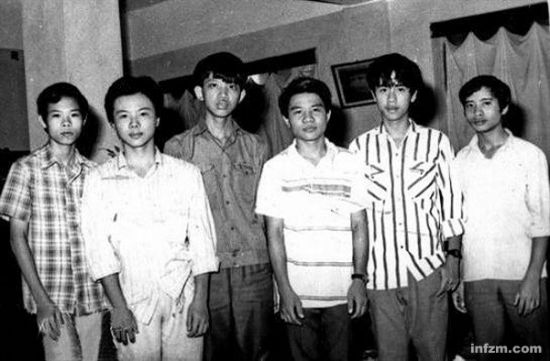 吴宝珠（左二）同1989年德国第30届国际数学奥林匹克参赛生合影