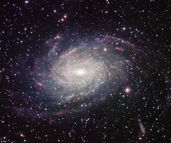 遥远的家园：NGC 6744是一个巨大的旋涡星系，看起来就像是从远方寄来的明信片，上面印着我们自己的银河系家园