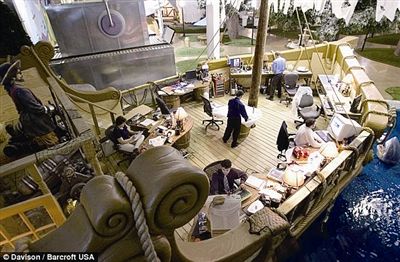 员工在“海盗船”办公室内工作