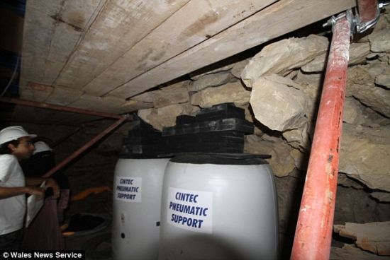 英国工程师小组采用钢柱和气囊对建筑进行了先期加固，等待进行进一步的后续永久性加固施工