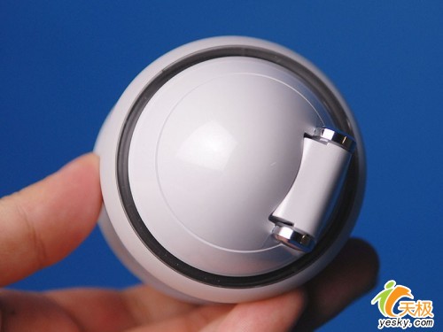 rolly重约300g,外壳光滑富有光泽,各零件都秉承了sony高精细度的