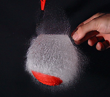 子弹穿过的瞬间高速相机拍下的画面