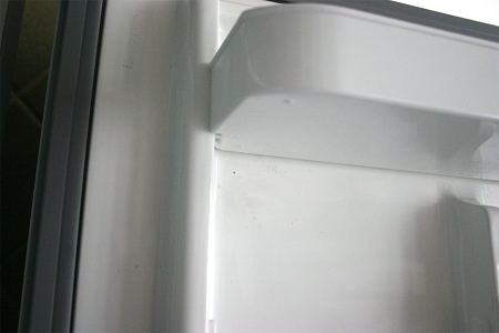 新购的博世冰箱遭遇污垢划痕(多图)