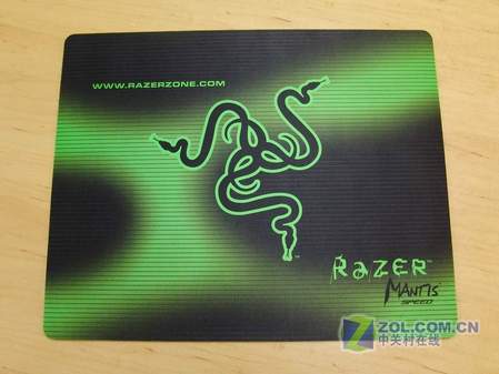 螳螂鼠标垫razer螳螂(mantis)鼠标垫,以其表面的三蛇夸张logo,以及