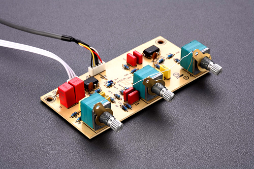 m200mkii使用了最经典成熟的前后级分离电路板设计,前级电路采用双ne