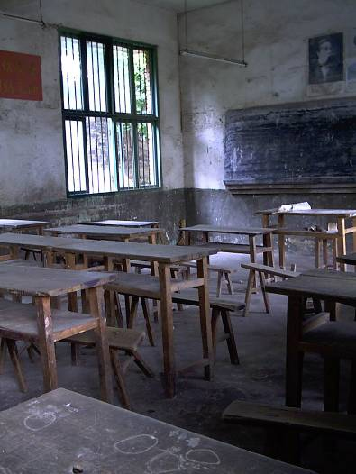 洗马小学教室一角本次爱心活动是金士顿公司成立20周年,为回馈社会所