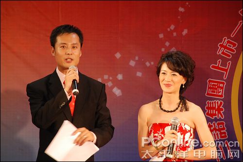 多才多艺的三诺数码集团副总裁李菲女士为此次酒会主持节目