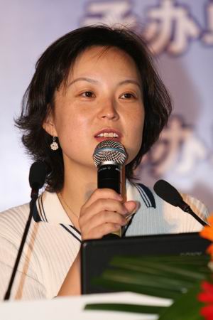 图文主持人杨华介绍嘉宾并宣布大会开始