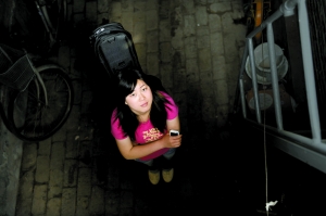 背着吉他站在陋室前，任月丽说最大的愿望是系统学声乐。