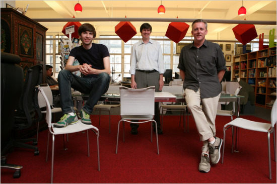 从左至右分别为Tumblr创始人David Karp、媒体布道师Mark Coatney和总裁John Maloney