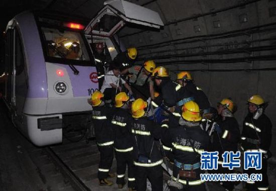 9月27日，救援人员在上海地铁十号线事故现场营救。当日下午，上海地铁十号线因设备故障，导致一起追尾事故，有乘客受伤。具体原因正在调查中。新华社发（钮一新 摄）