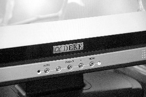 一些稍有“名气”的店铺，会在拼装的电脑上打上自己的“品牌”。