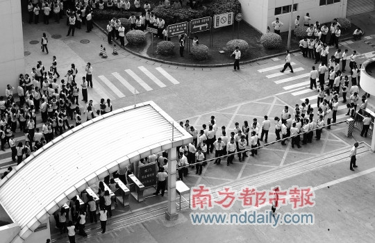 图为：大批员工聚集在佳能公司门口抗议公司调整员工福利。本报记者陈坤荣 摄