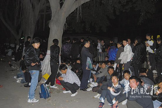 今年3月，数百人凌晨排队等候富士康面试