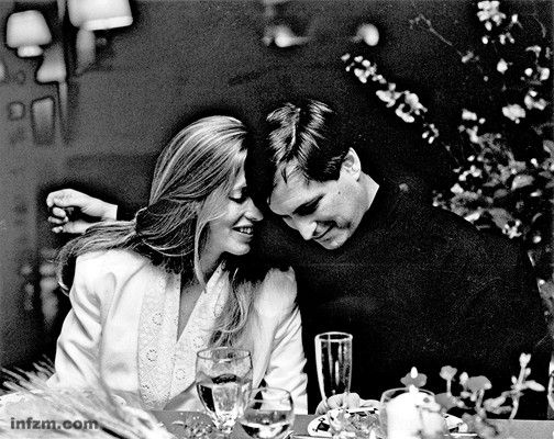 1991 年，乔布斯与妻子鲍威尔。乔布斯的iPhone存有他们结婚20周年时他给妻子的情书。乔布斯回忆他们相识的那一天，自己“幸福得飞到了天上”