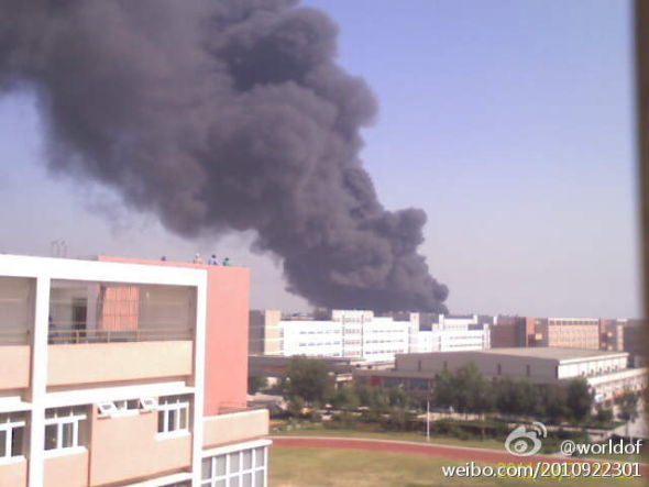 山东烟台富士康突发火灾(图片来源：微博网友worldof)