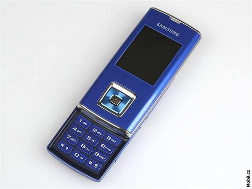图为三星sgh-j600手机滑盖后
