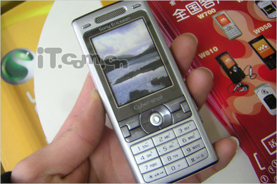 cn深圳报道】 索爱k790c机身大小为105×47×22mm,重量115g,搭配适中