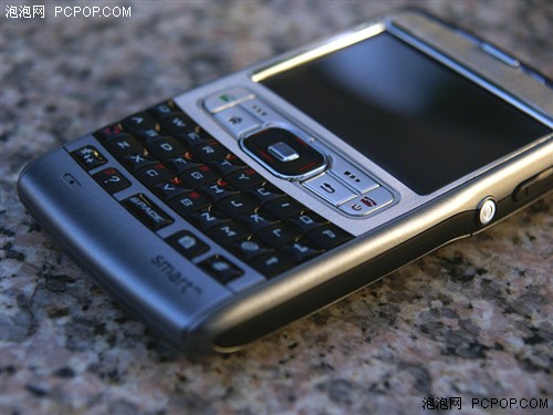 tc102能够让人很自然的联想到同样造型的moto q手机以及诺基亚e61/e62