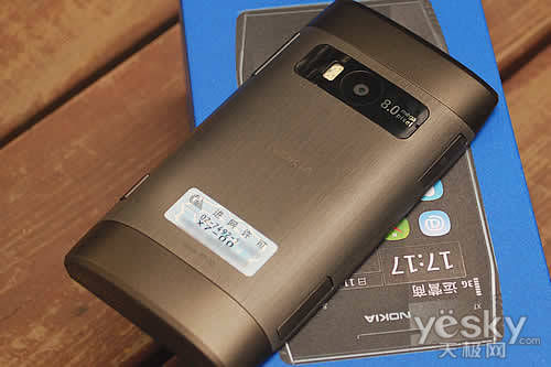 图为:诺基亚x7-00 手机