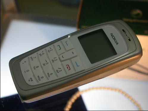 淘宝网热卖诺基亚2112 电信cdma手机 超值机器 实用手机 带手电筒功能