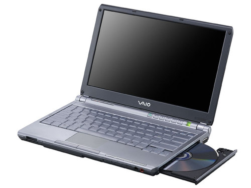 外观上,索尼tx系列笔记本体现了索尼强大的工业设计水平:机壳采用碳纤